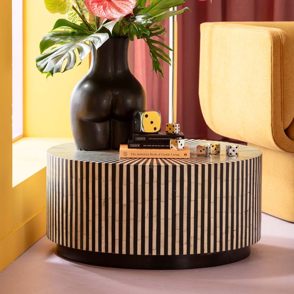 Table basse ronde en effet bois noir et os de buffle