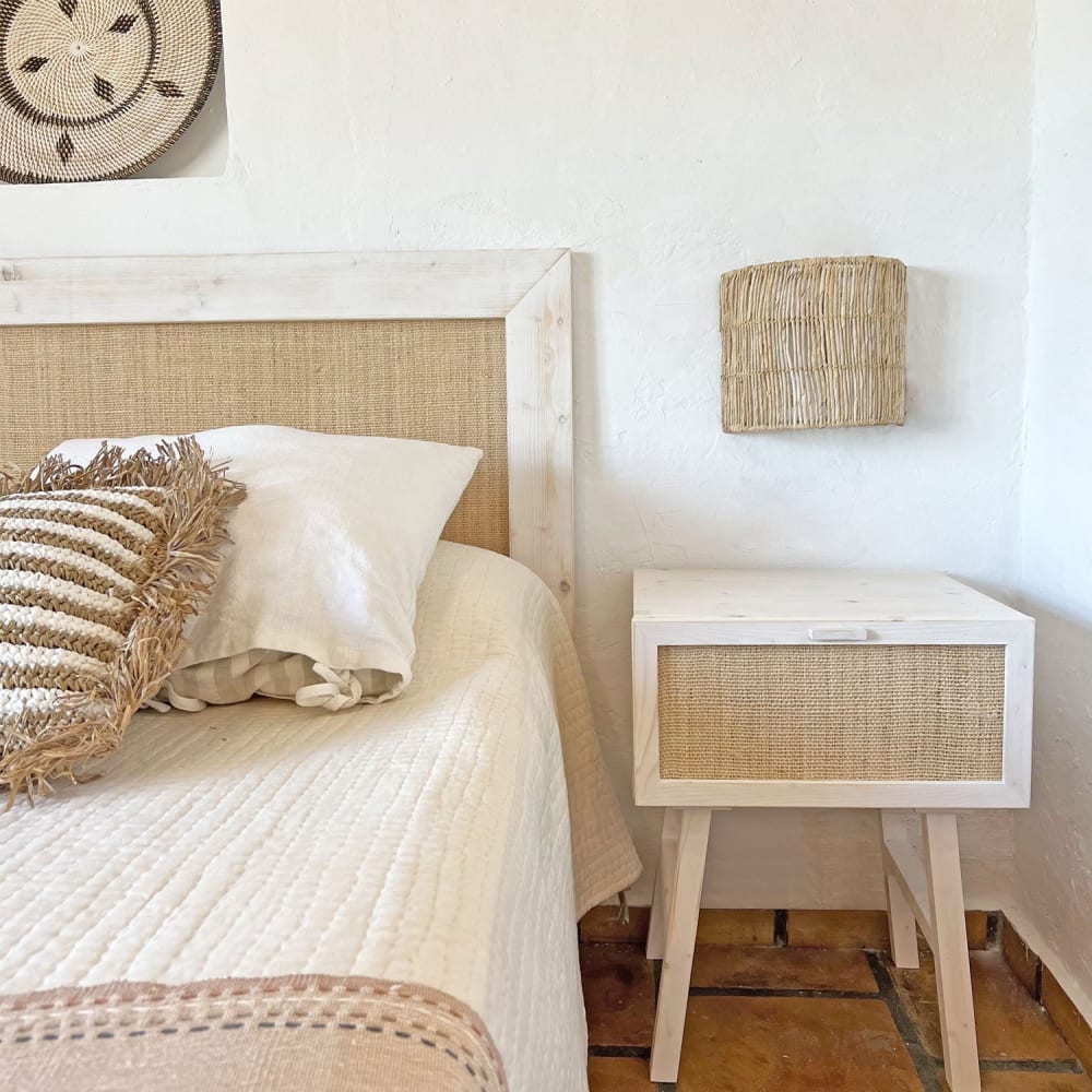 Table de chevet en bois massif et raphia naturel blanc vieilli 45cm