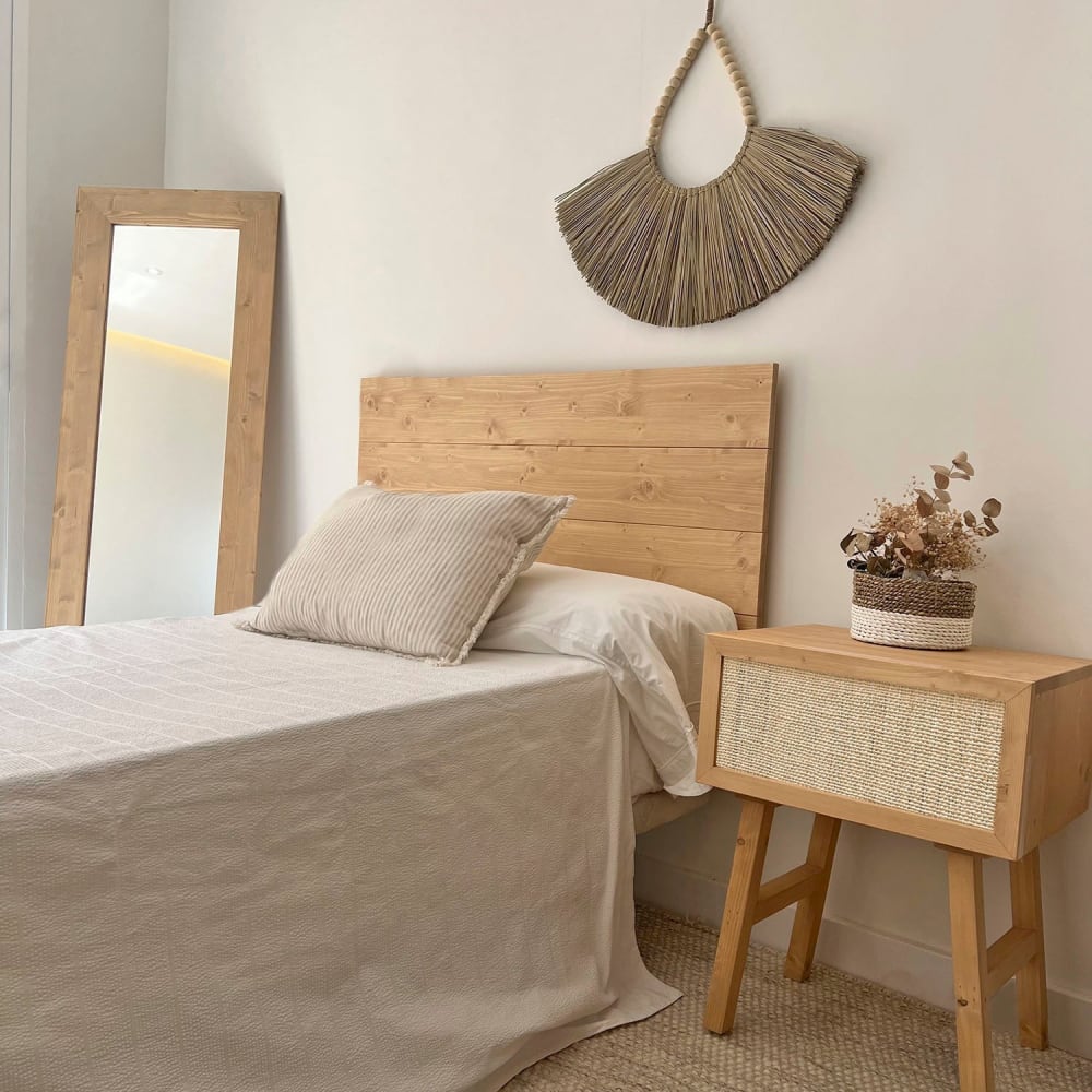 Nachttisch aus Massivholz hell mit Schublade aus Raffia 45 cm -