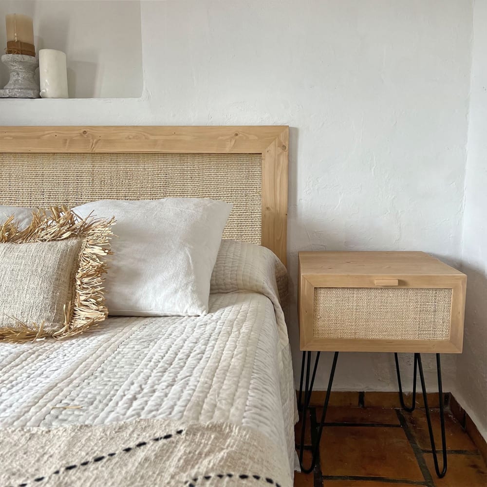 Nachttisch aus Holz hell mit Schublade aus Raffia und