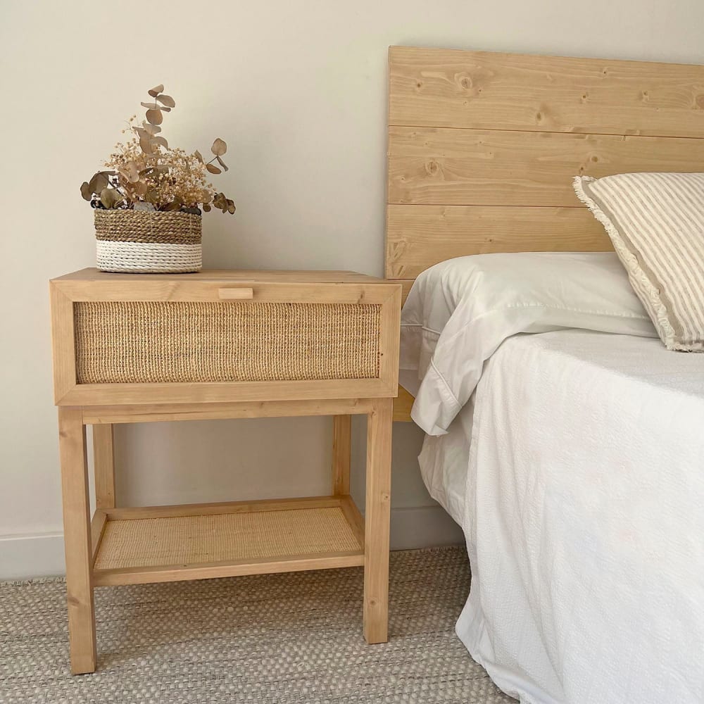 Table de chevet en bois clairs avec étagère et tiroir en raphia