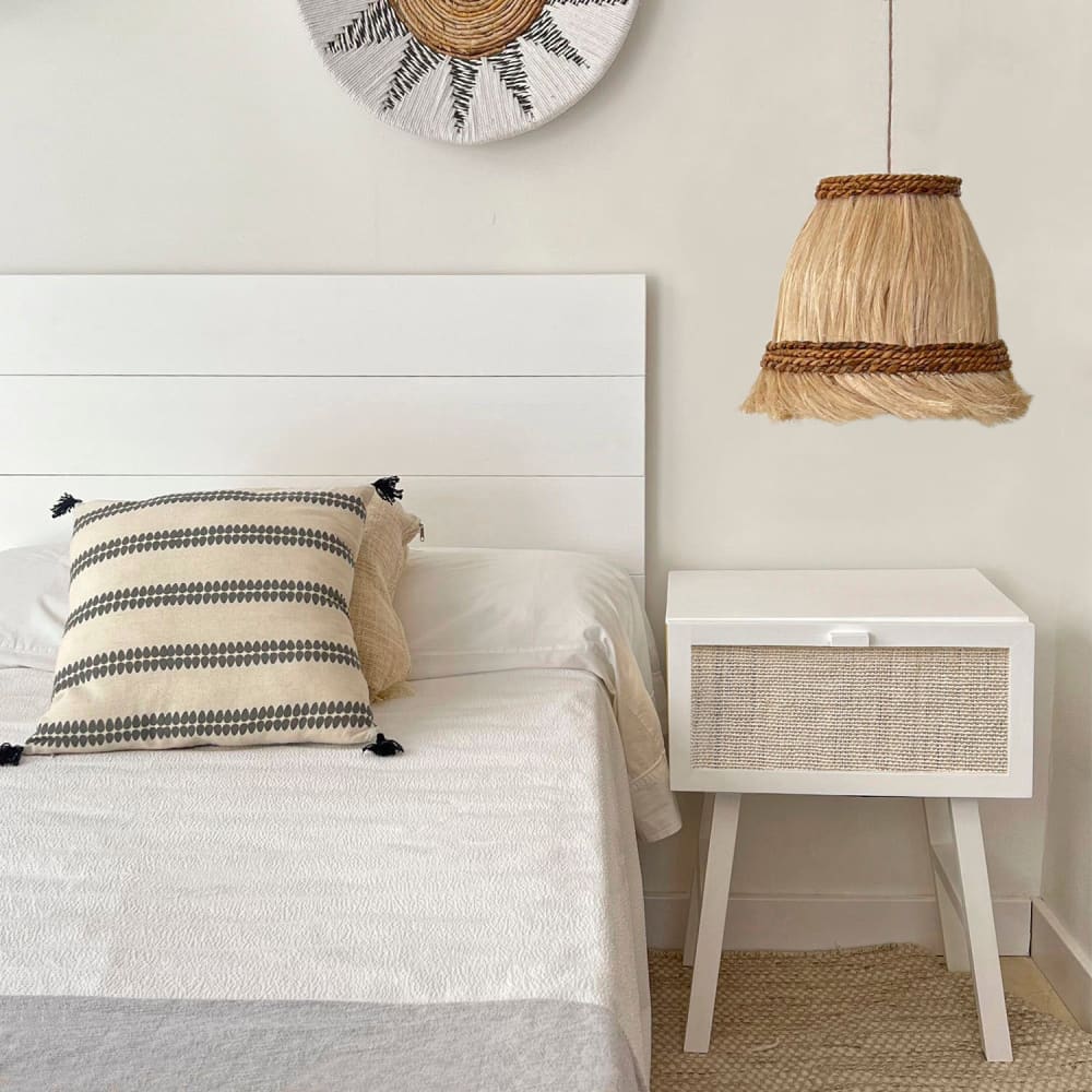 Nachttisch aus Massivholz Weiß mit Naturraffia-Schublade 45cm -