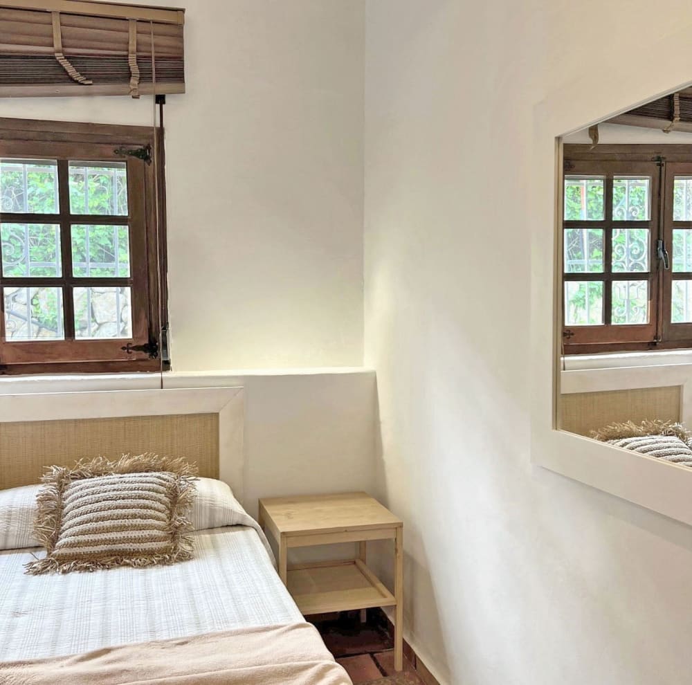 Tête de lit en raphia et bois massif de teinte blanc vieilli 140x74cm