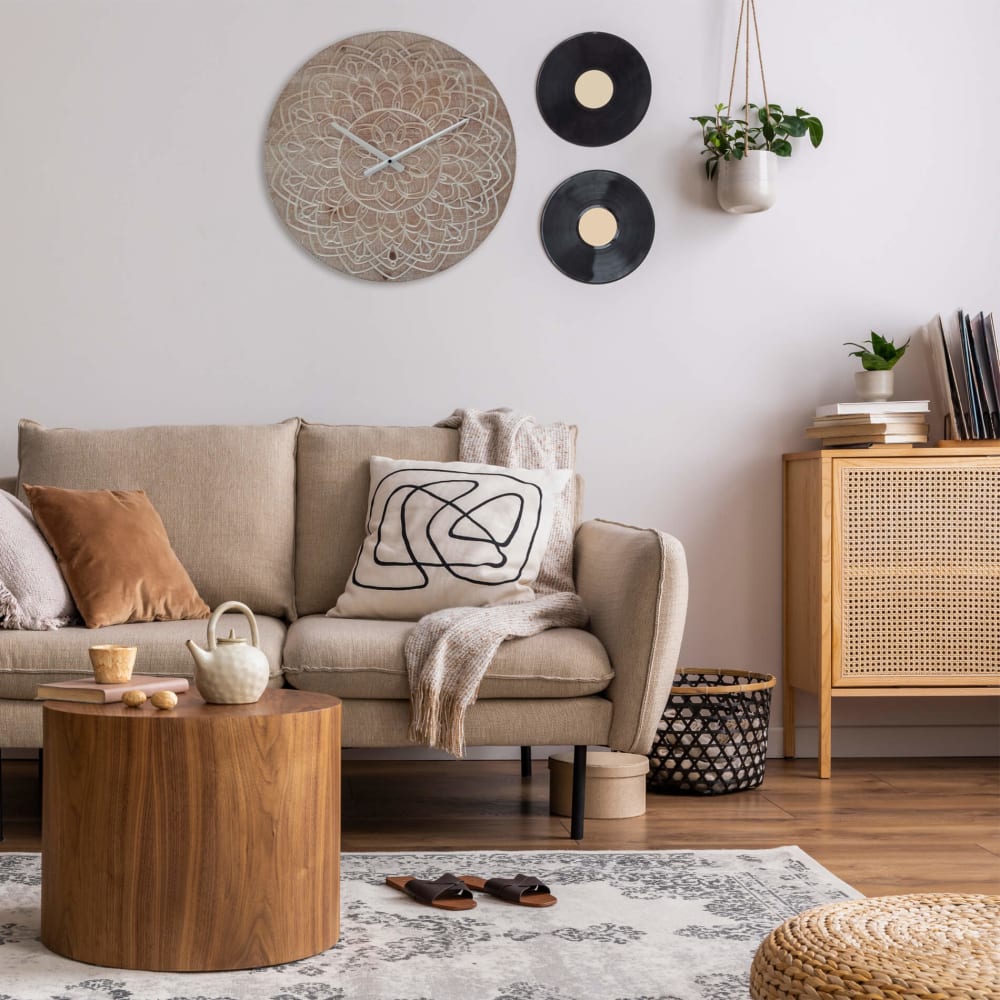 Horloge murale style boho marron et blanc sculpté Ø 50 cm - Maisons du Monde
