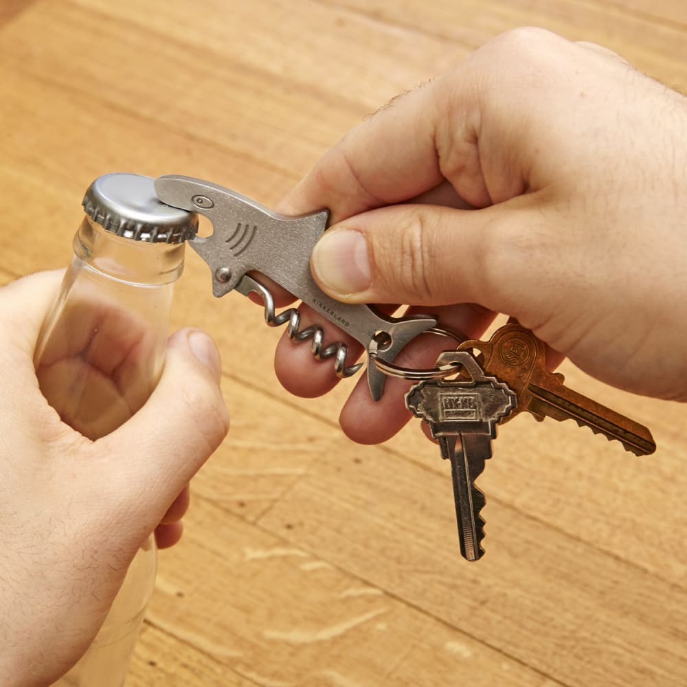 Porte-clés tire-bouchon requin en métal argent - Maisons du Monde