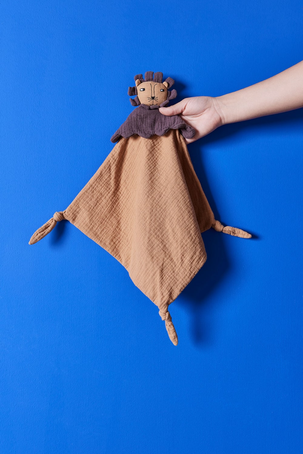 Doudou lion marron en coton biologique H38x36cm (OYOY Living Design) - Image 2