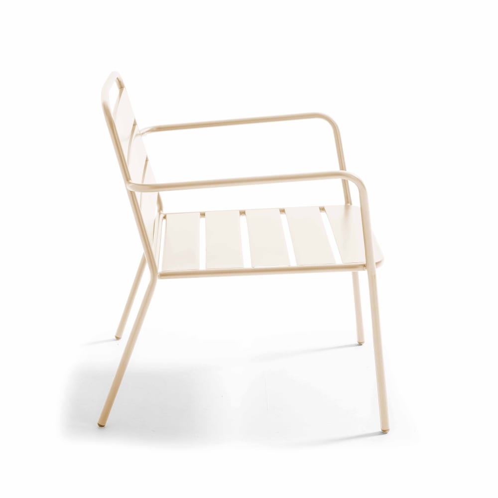 Fauteuil bas de jardin en métal ivoire