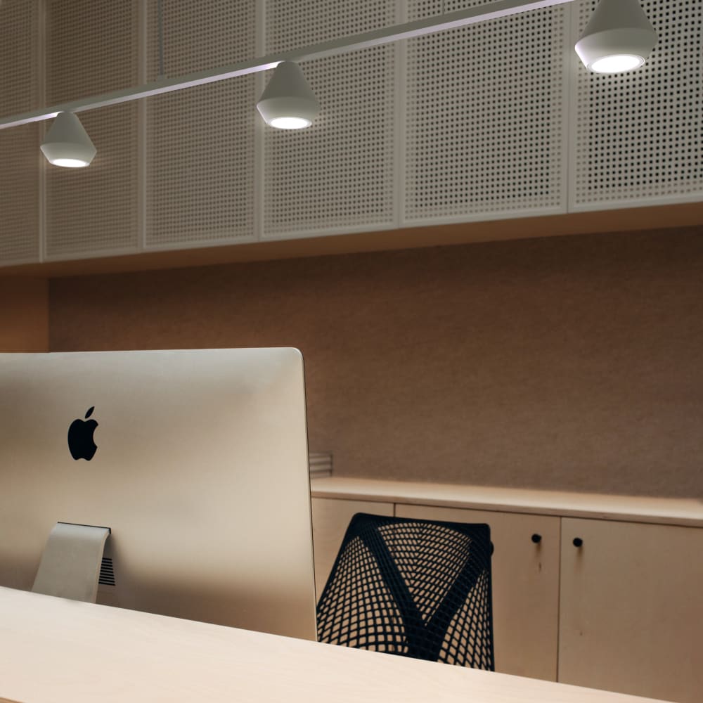 Suspension linéaire avec trois spots blancs — vue 3