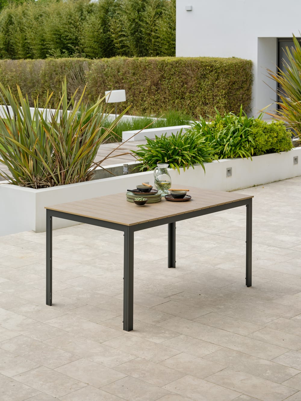Table de jardin en alu plateau en polywood imitation bois