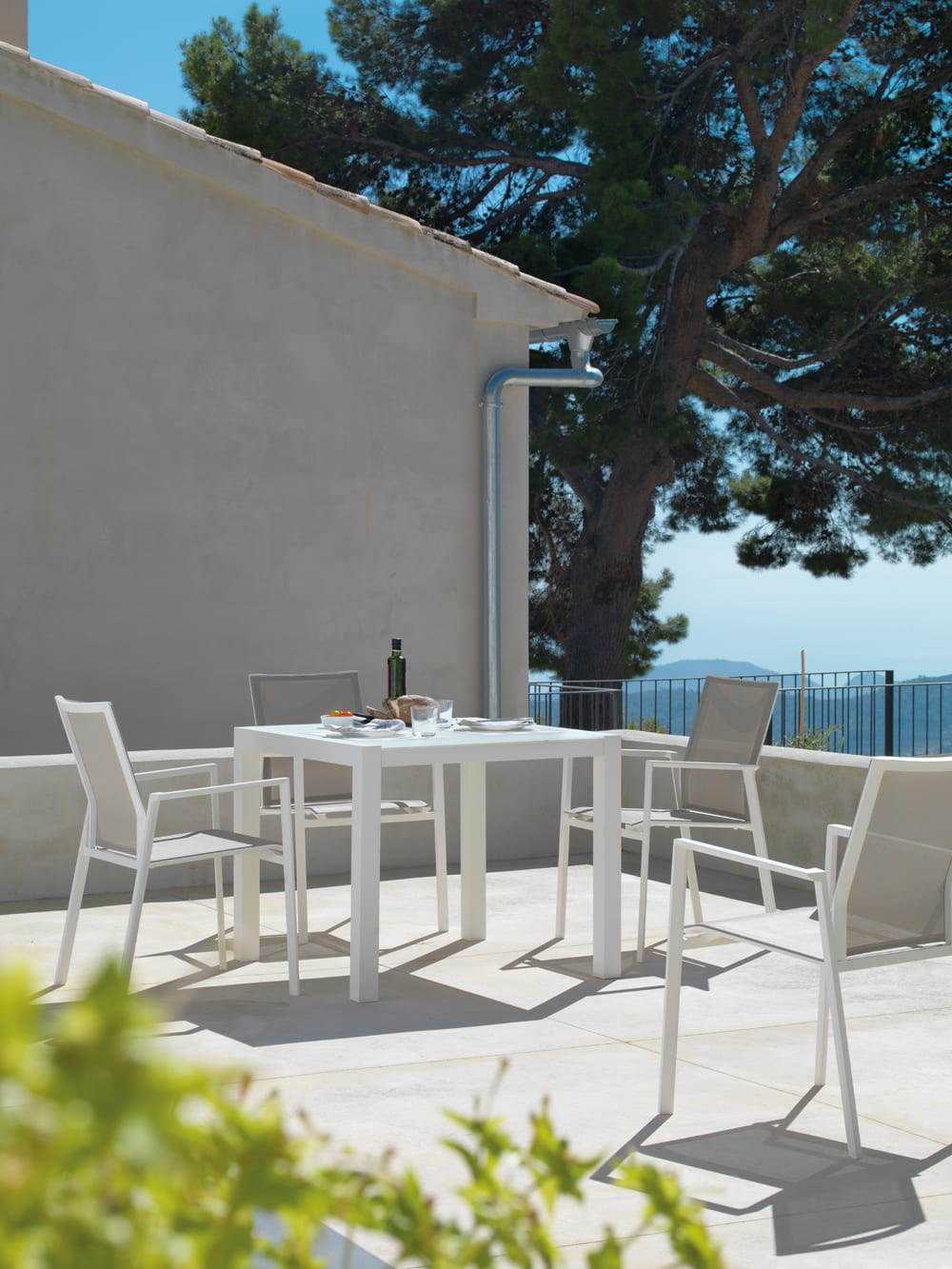 Lot de 4 fauteuils en aluminium blanc avec toile plastifiée taupe - Maisons du Monde