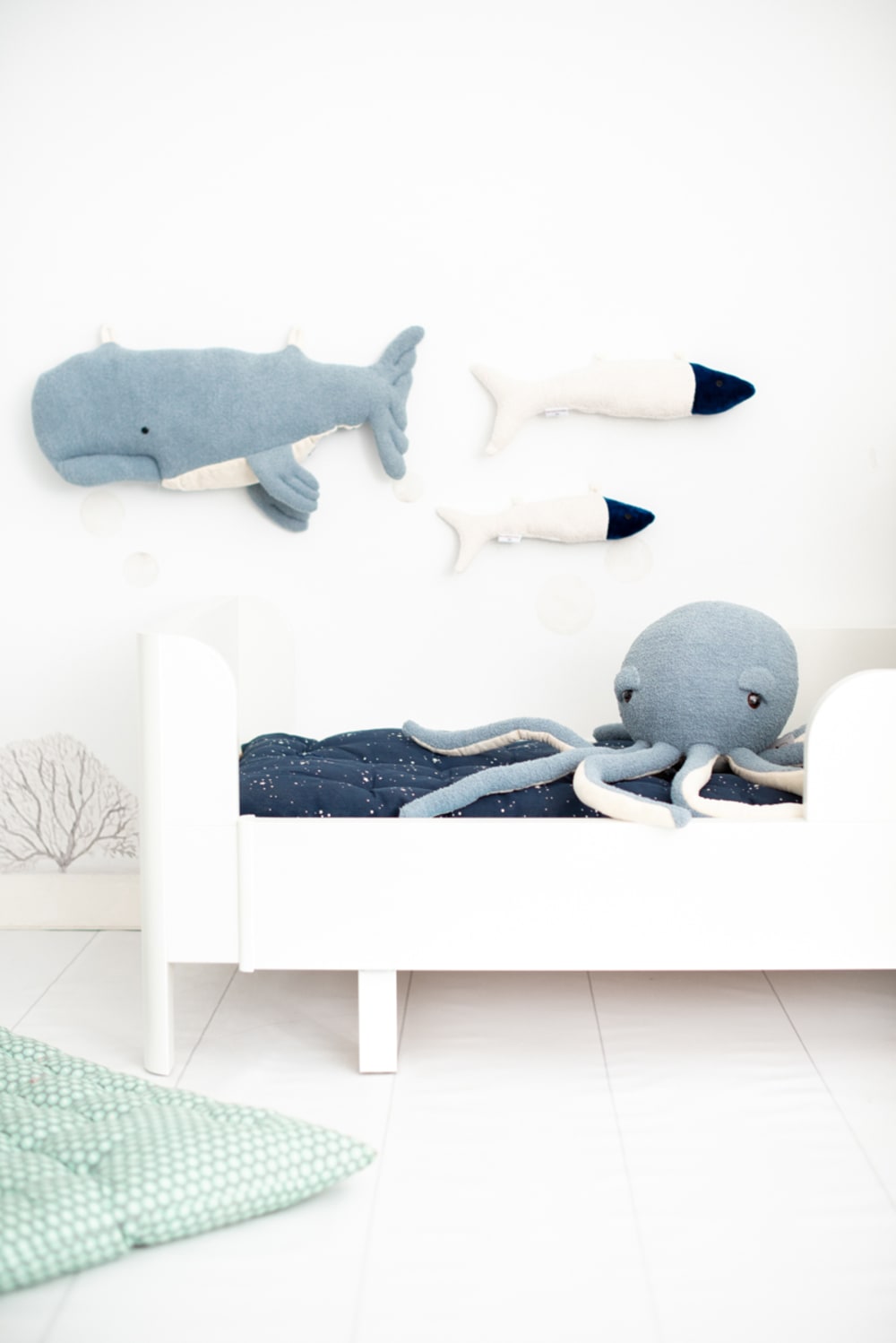 Peluche murale béluga, poulpe et mini poissons bleu clair et blanc - Maisons du Monde