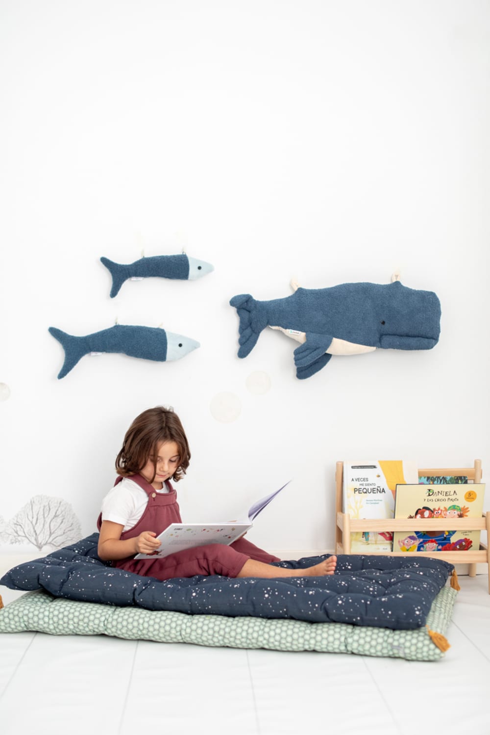 Peluche murale béluga bleu, mini poisson bleu - Maisons du Monde