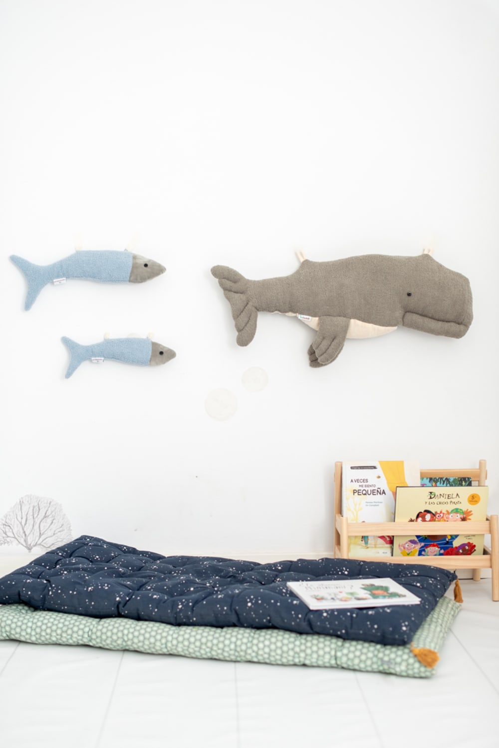 Pack peluche murale béluga gris et mini poisson bleu - Maisons du Monde