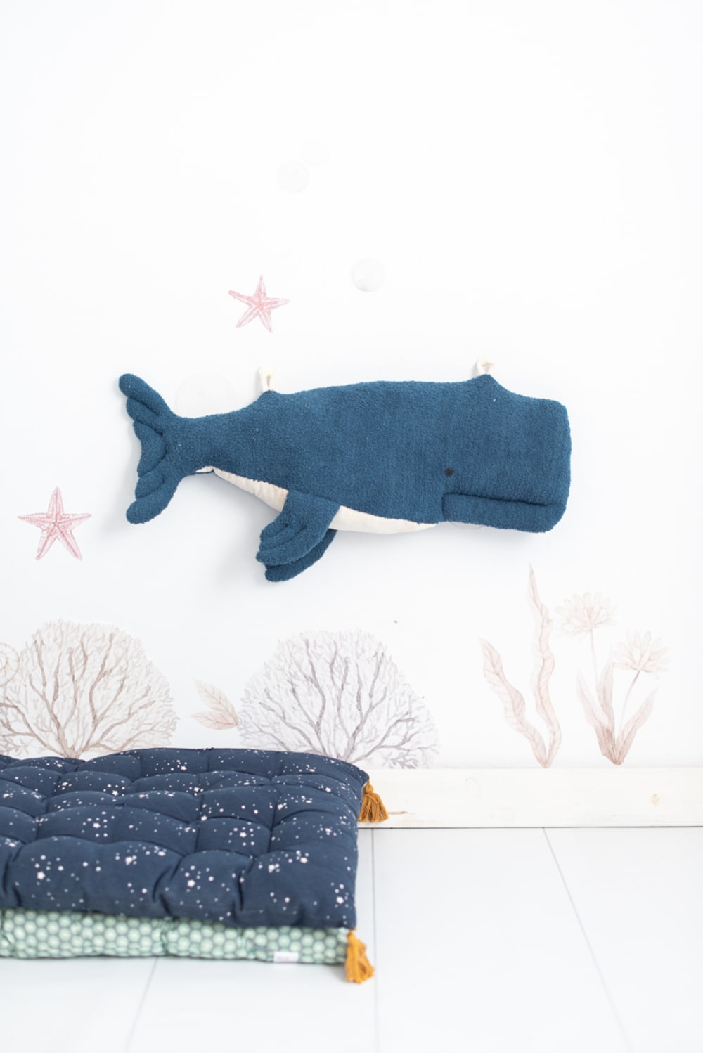 Peluche murale béluga bleu foncé - Maisons du Monde