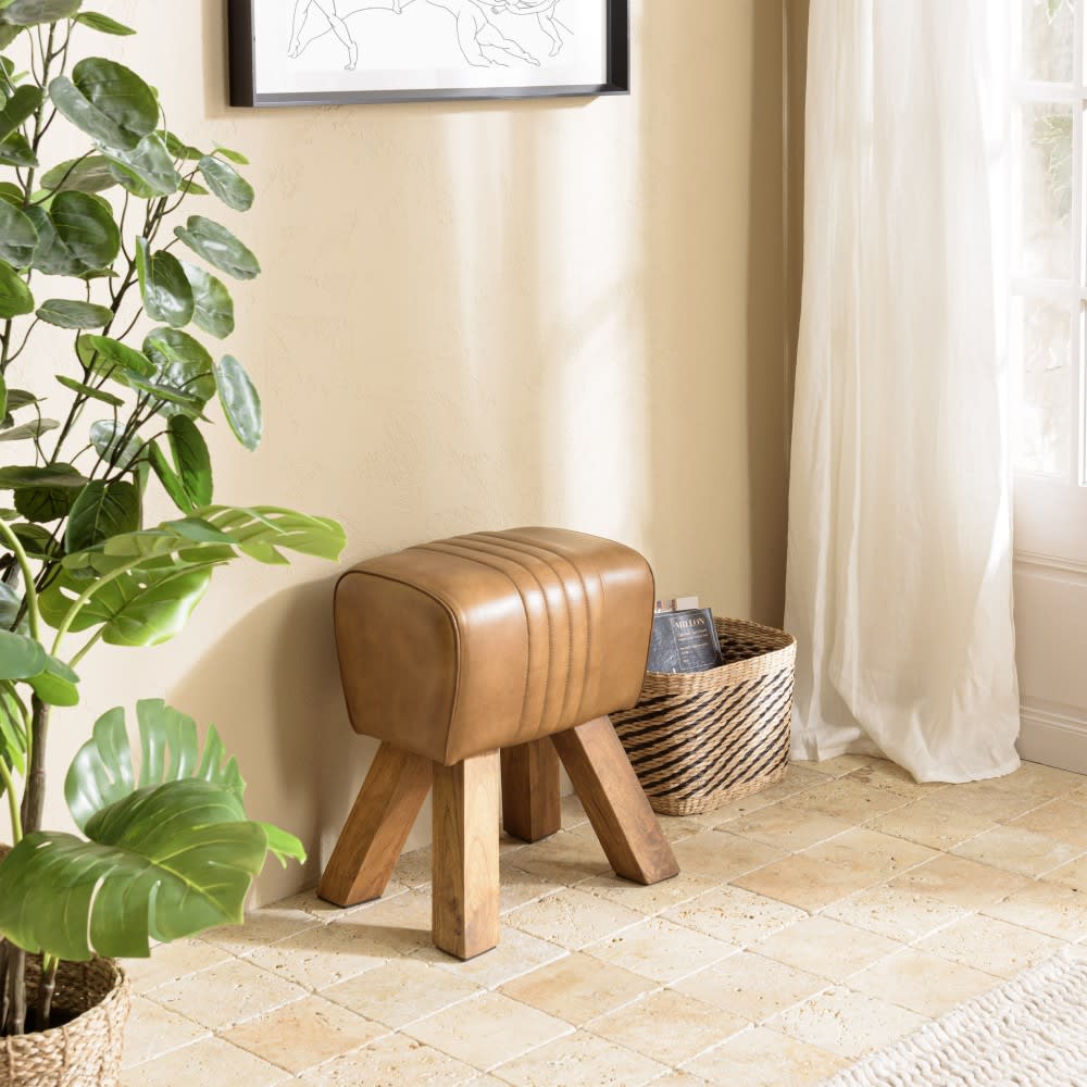 Tabouret matelassé en cuir marron pieds inclinés en manguier - Maisons du Monde