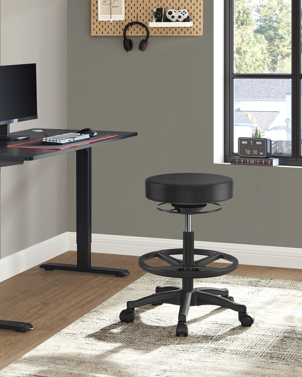 Tabouret de travail avec repose-pieds tissu polyester noir - Maisons du Monde