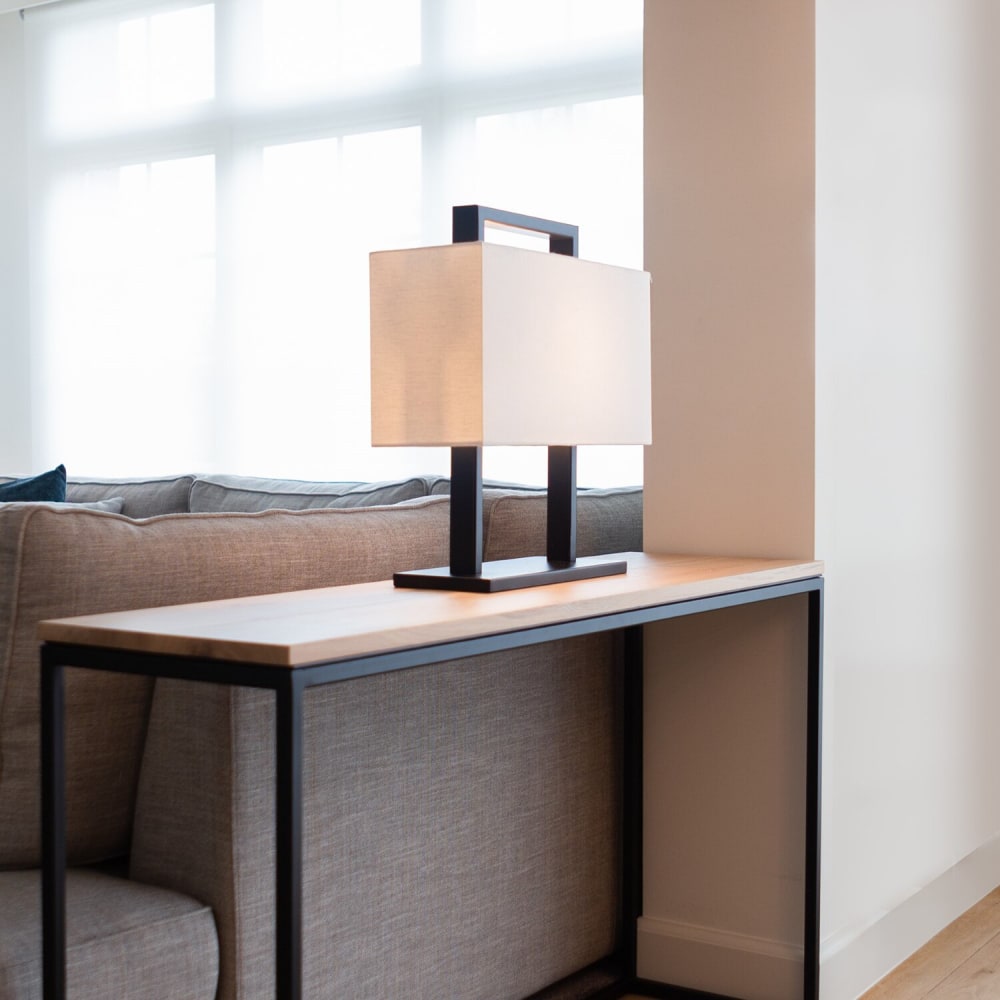 Lampe de table en métal avec abat-jour en lin, noir et blanc, 50 cm — vue 4