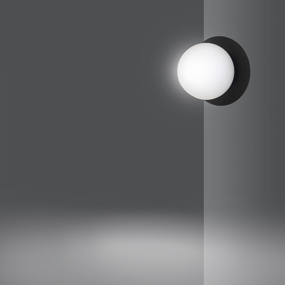 Applique murale avec base noire et sphère en verre opale — vue 3