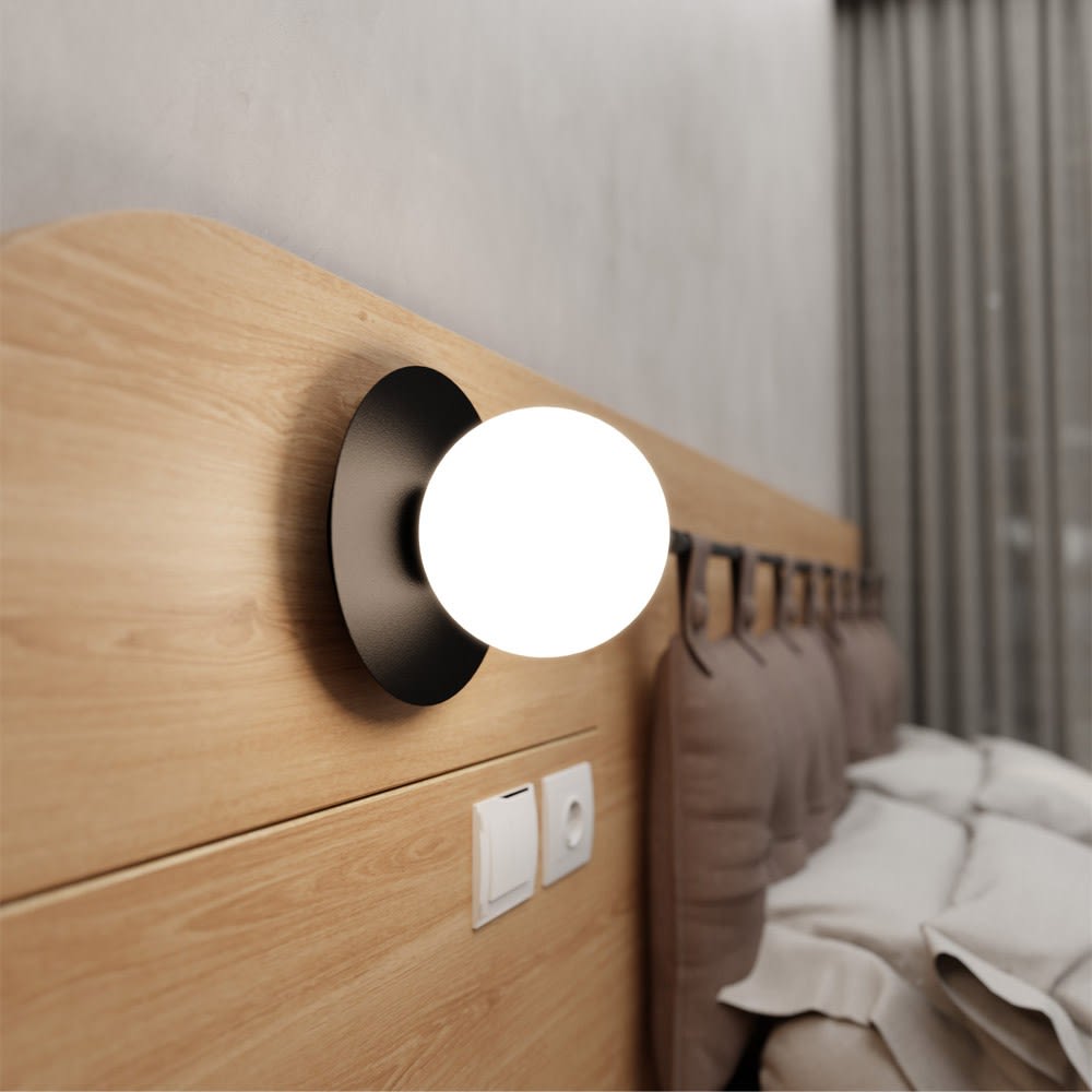 Applique murale avec base noire et sphère en verre opale — vue 4
