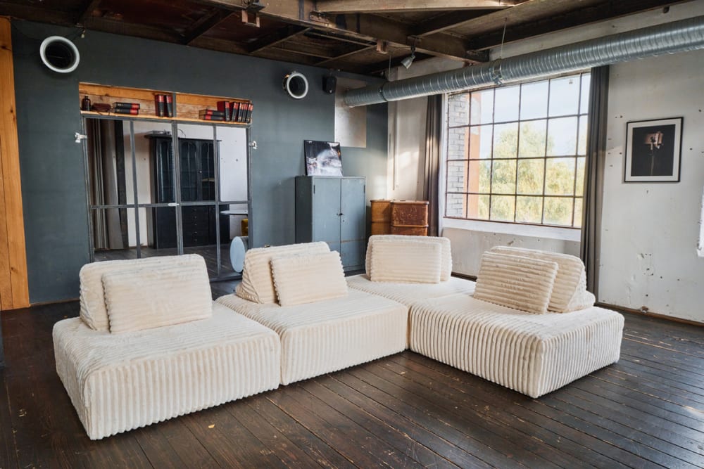 Modulares 4-Sitzer Sofa mit Kissen aus Breitcord, cremeweiß -