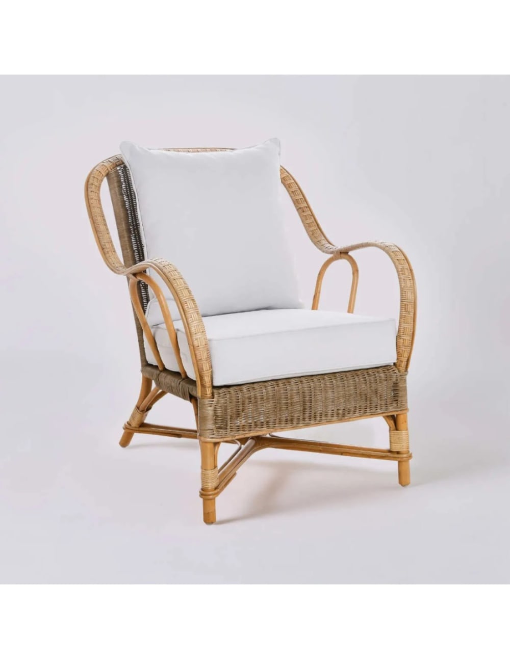 Fauteuil patiné en rotin marron et coussin gris