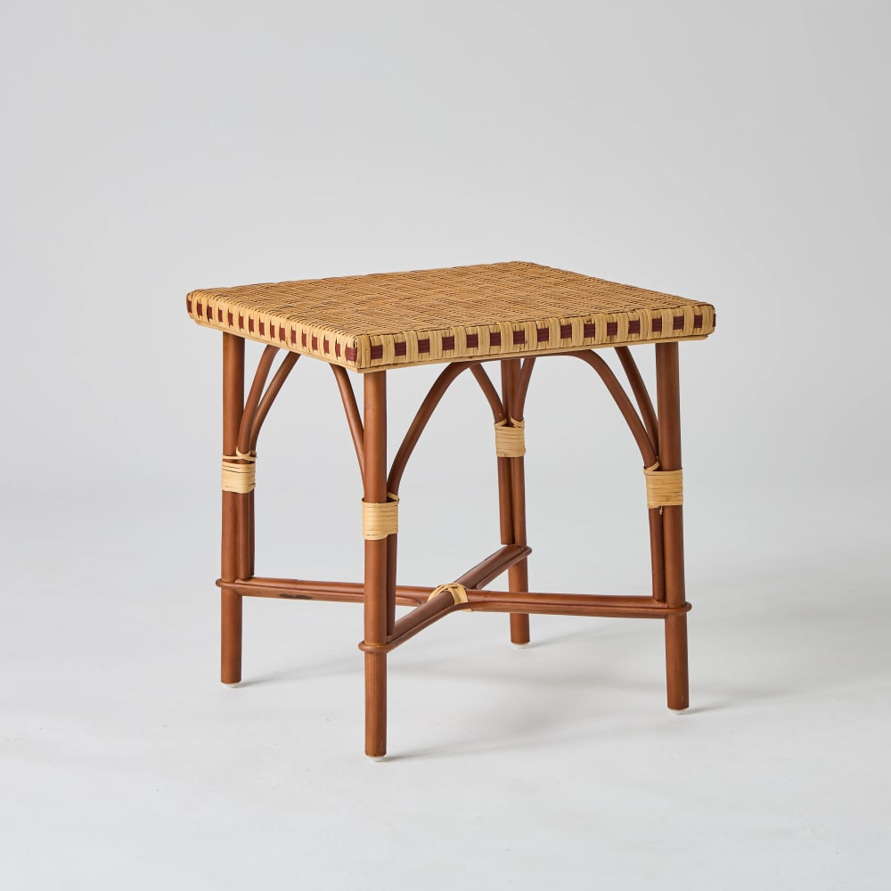 Table basse en rotin beige et liseré rouge