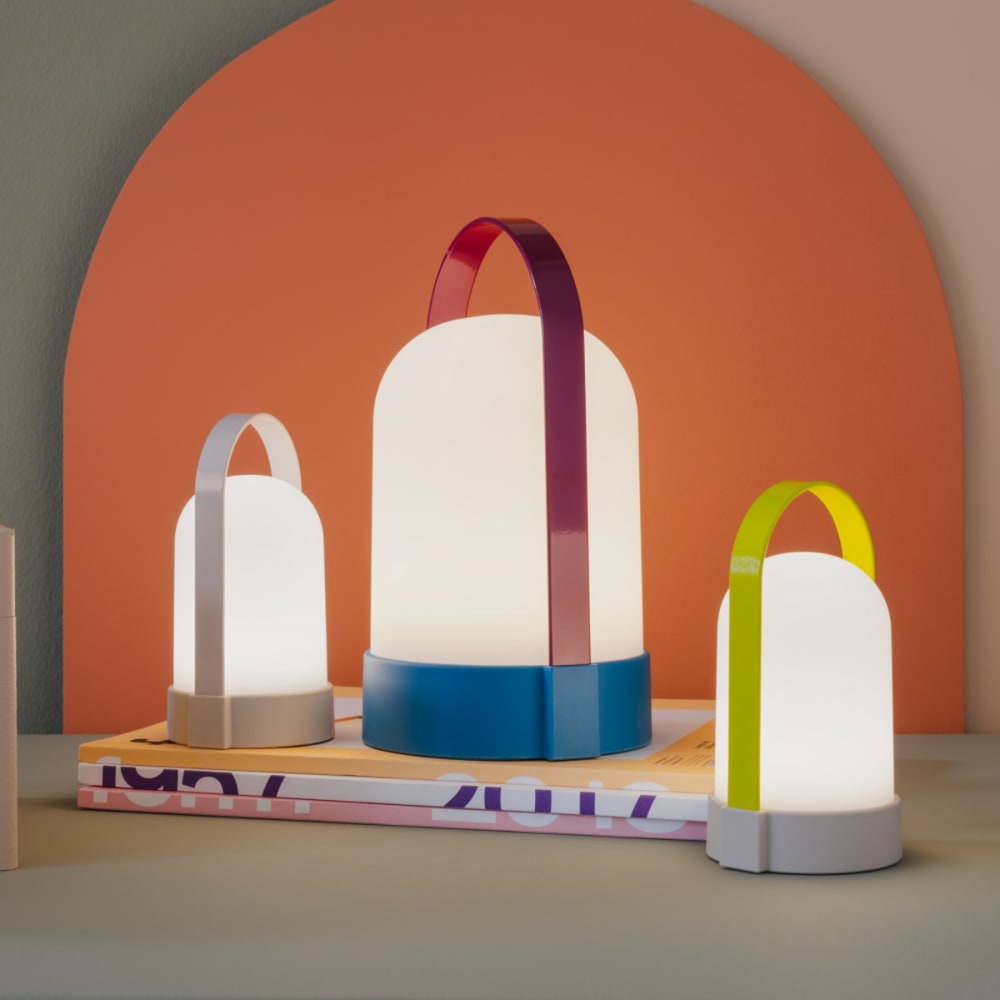 Lampe nomade rouge bleue H25cm - Maisons du Monde