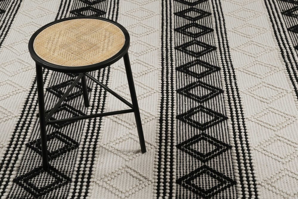 Tapis kilim ethnique tissé à franges et relief noir et blanc 80x150