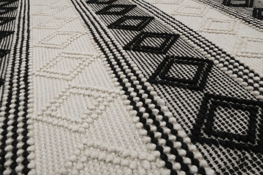 Tapis kilim ethnique tissé à franges et relief noir et blanc 140x200 — vue 4