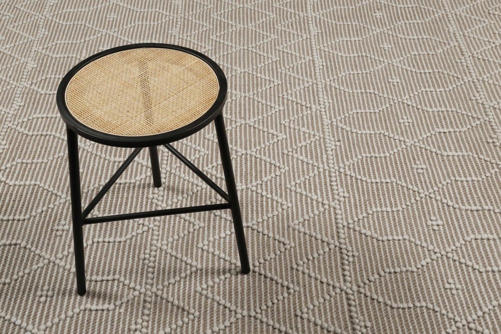 Tapis tissé main blanc beige à bouclette pure laine et coton 140x200 — vue 3