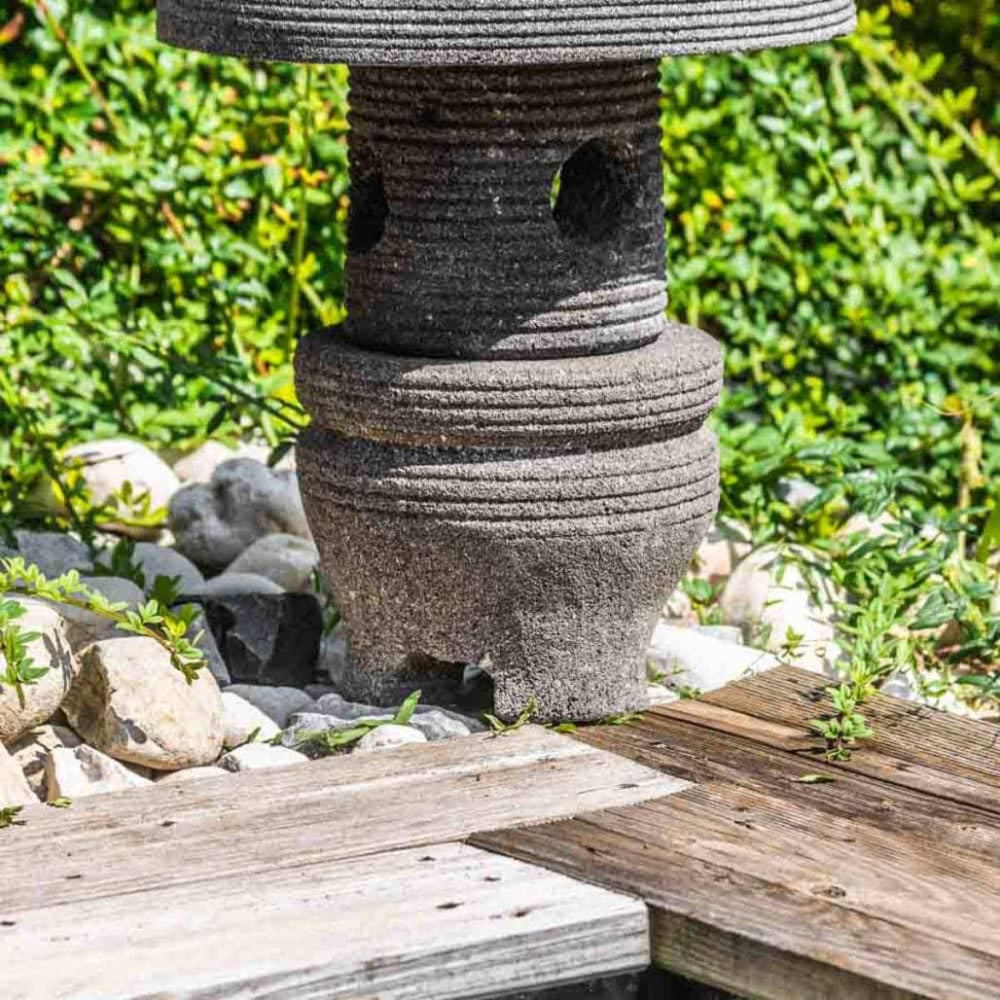 Lanterne japonnais en pierre de lave 55 cm jardin zen — vue 4
