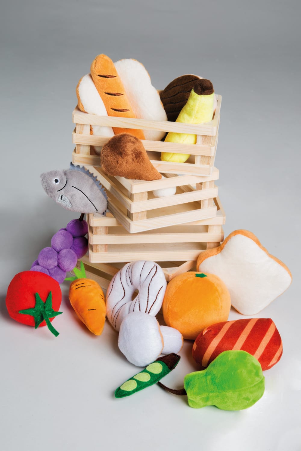 Set d'aliments en peluche pour marché et 4 cagettes en bois (Roba) - Image 2