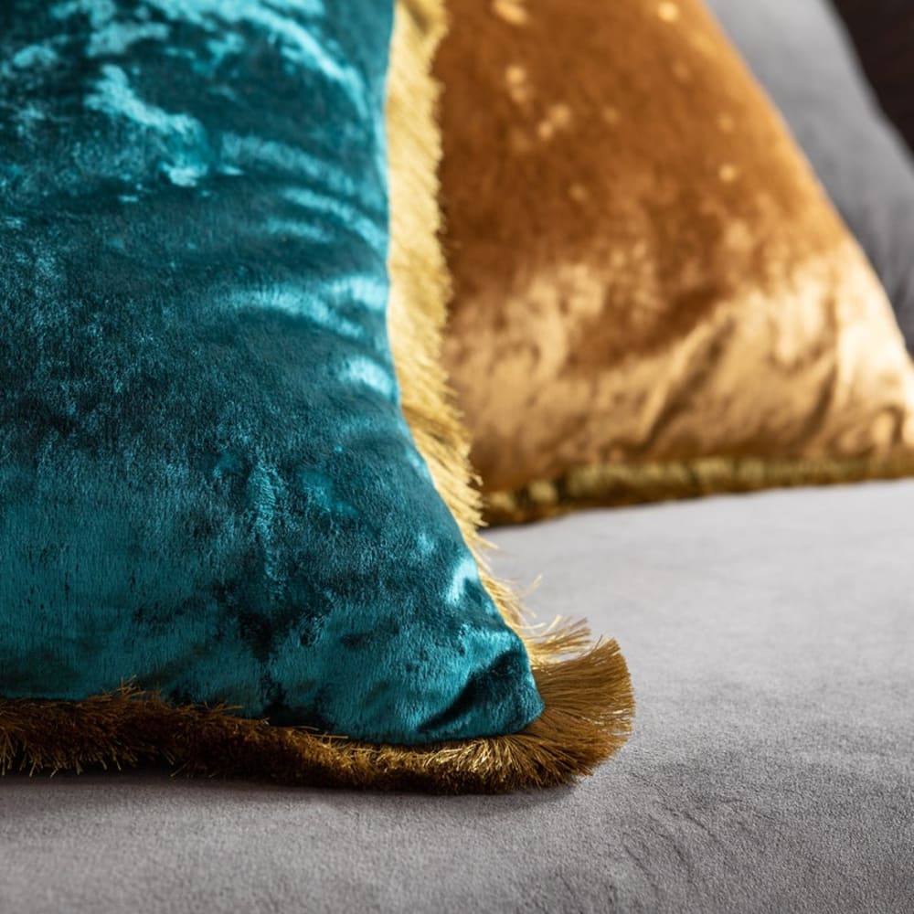 Coussin en velours bleu pétrole franges dorées 45x45 - Maisons du Monde