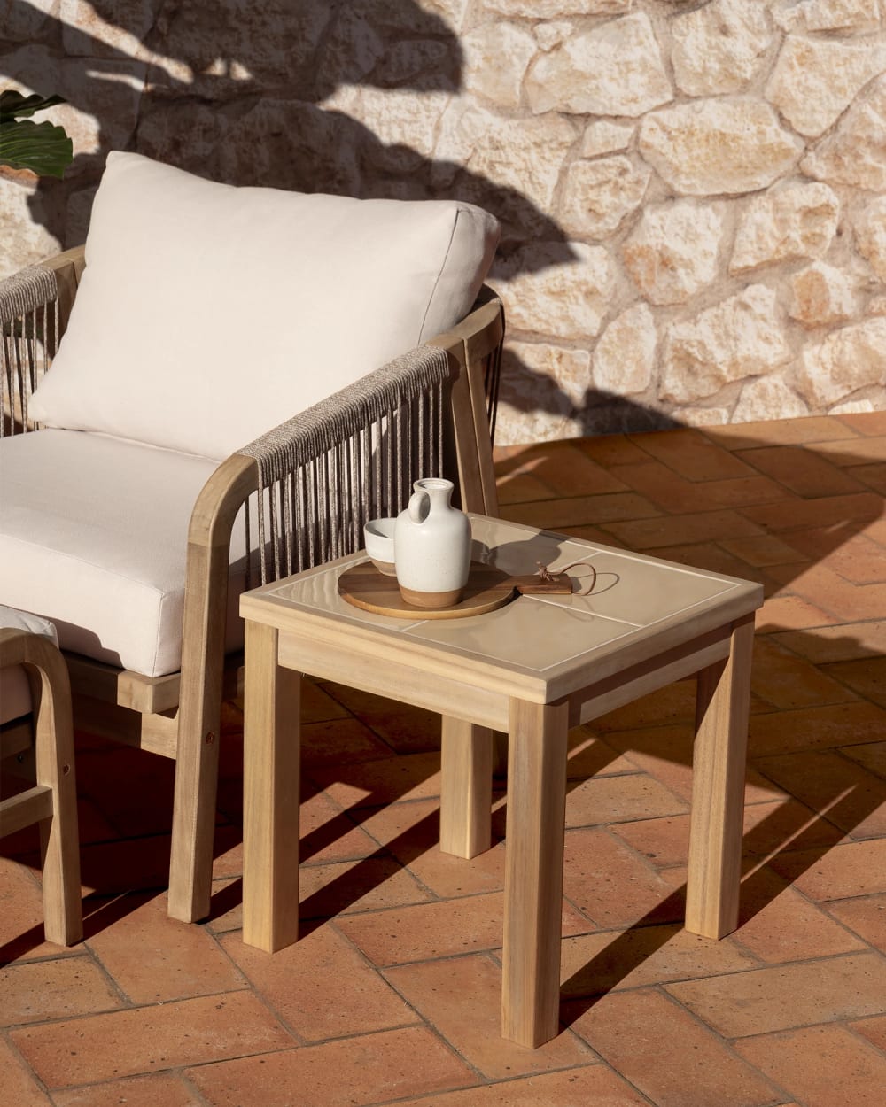 Table basse de jardin 45x45 en bois et céramique beige - Maisons du Monde