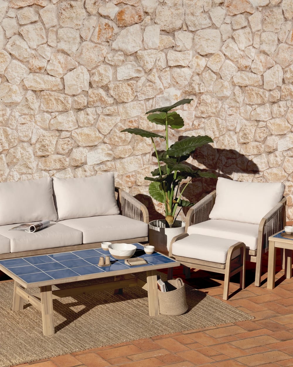 Table basse de jardin en bois et céramique bleue 125x65 - Maisons du Monde