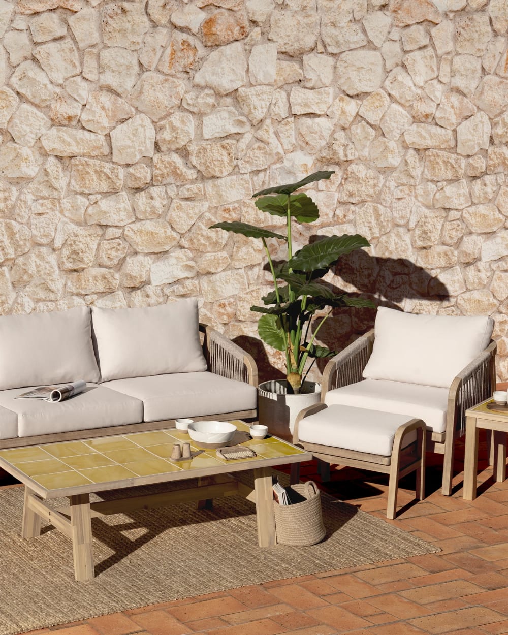 Table basse de jardin en bois et céramique moutarde 125x65 - Maisons du Monde
