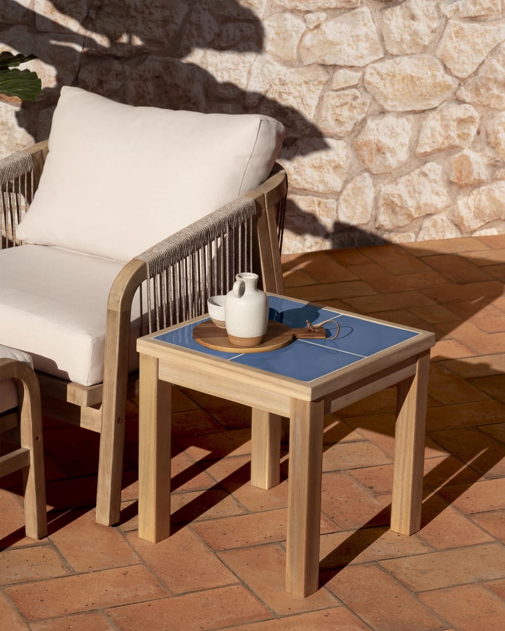 Table basse de jardin en bois et céramique bleue 45x45 - Maisons du Monde