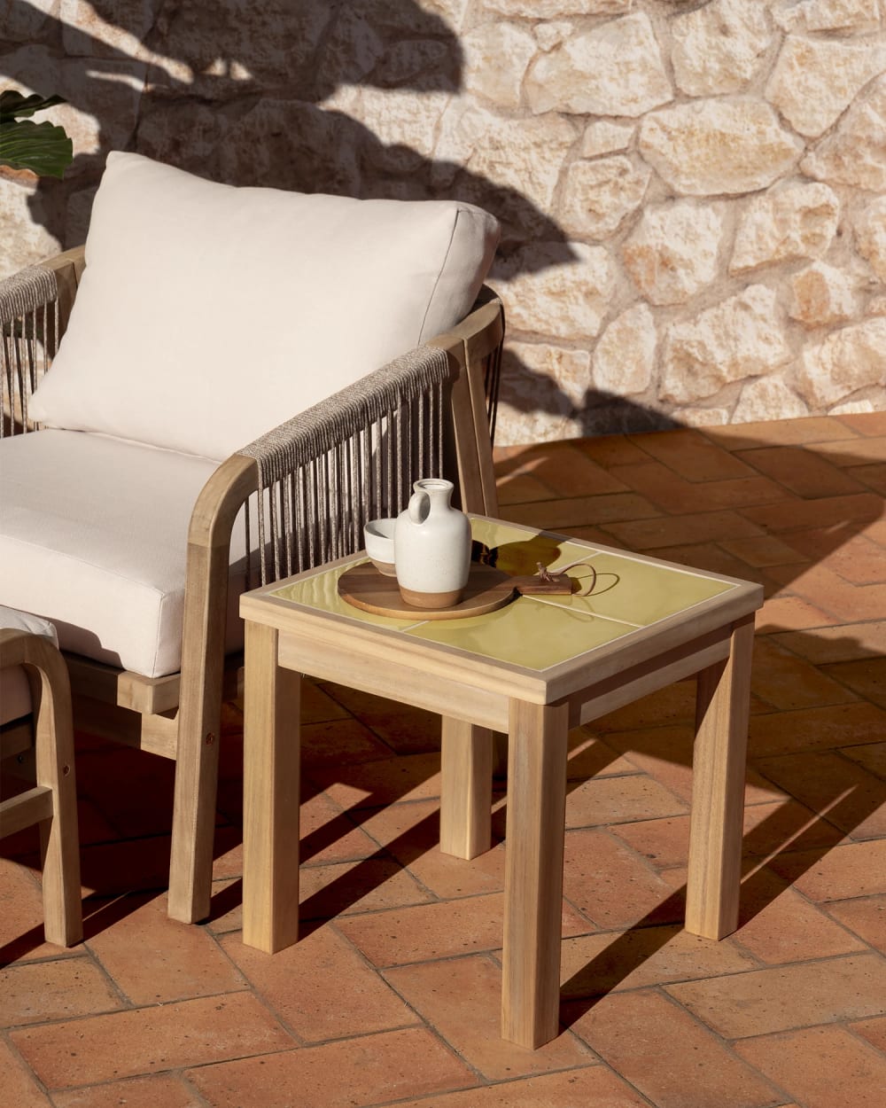 Table basse de jardin en bois et céramique moutarde 45x45 - Maisons du Monde
