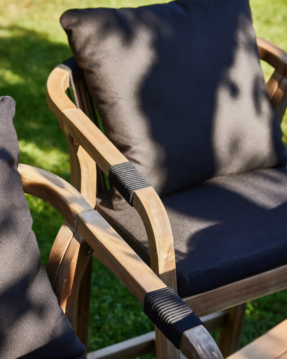 Lot de 8 chaises en bois et corde avec coussins noirs - Maisons du Monde