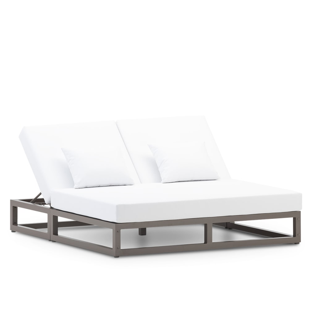 Lit balinais double taupe avec coussins blancs