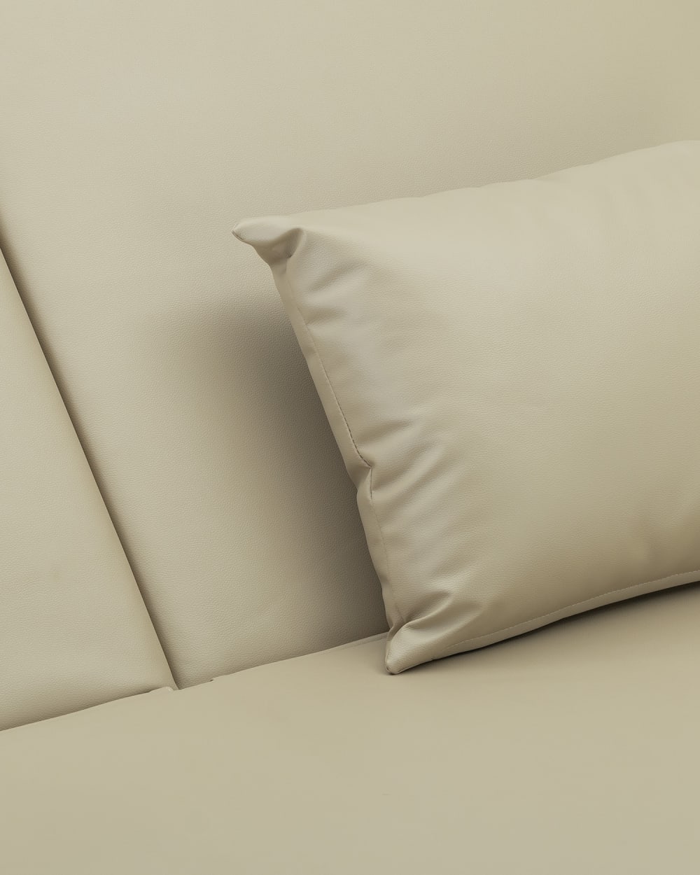 Lit balinais double blancs avec coussins beiges