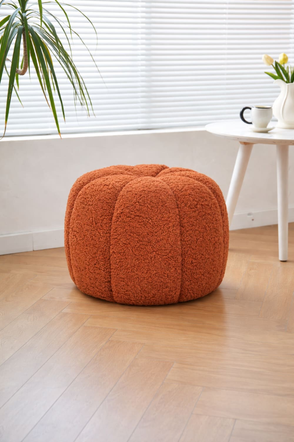 Pouf en bouclettes blanches avec rayures
