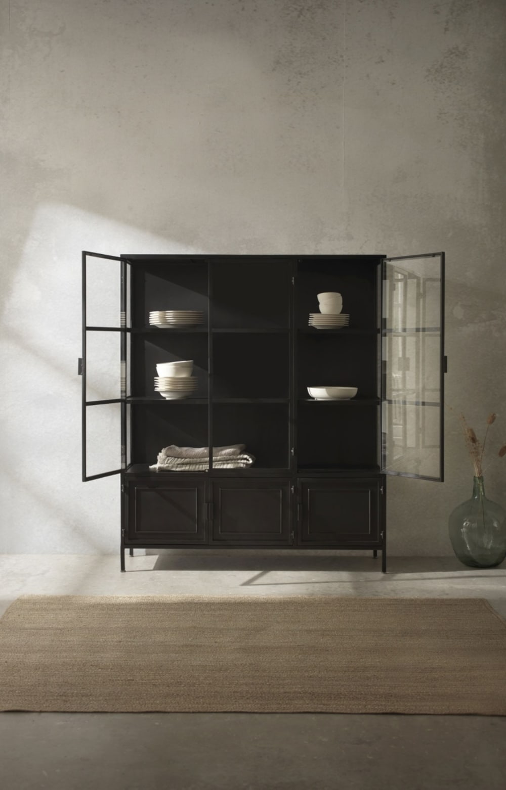 Vitrine avec portes et côtés en verre et structure en métal noir