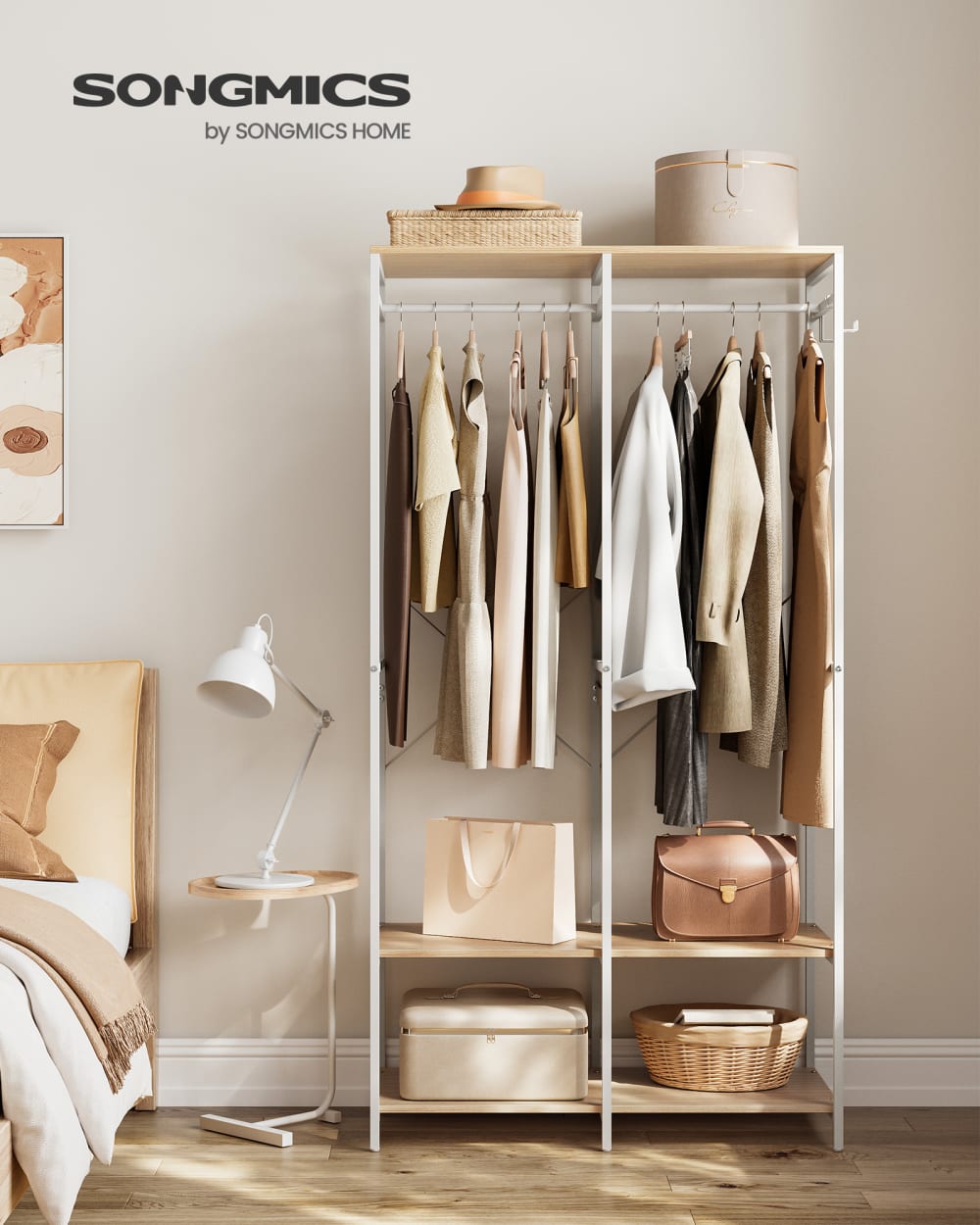 Armoire ouverte avec tringles de suspension beige et blanc
