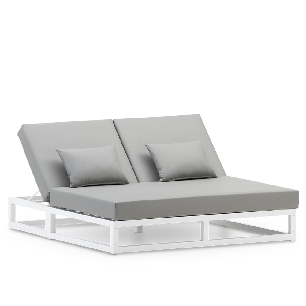 Defora Home Balinesisches weißes Doppelbett mit grauen Kissen - Aluminium