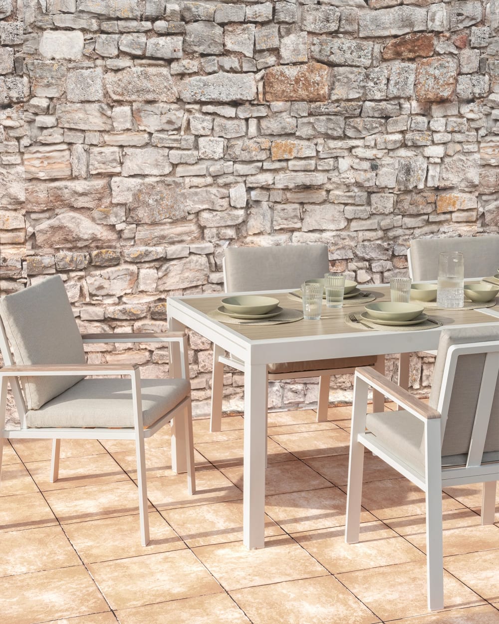 Lot 2 chaises alu blanc avec accoudoirs imitation bois avec coussins