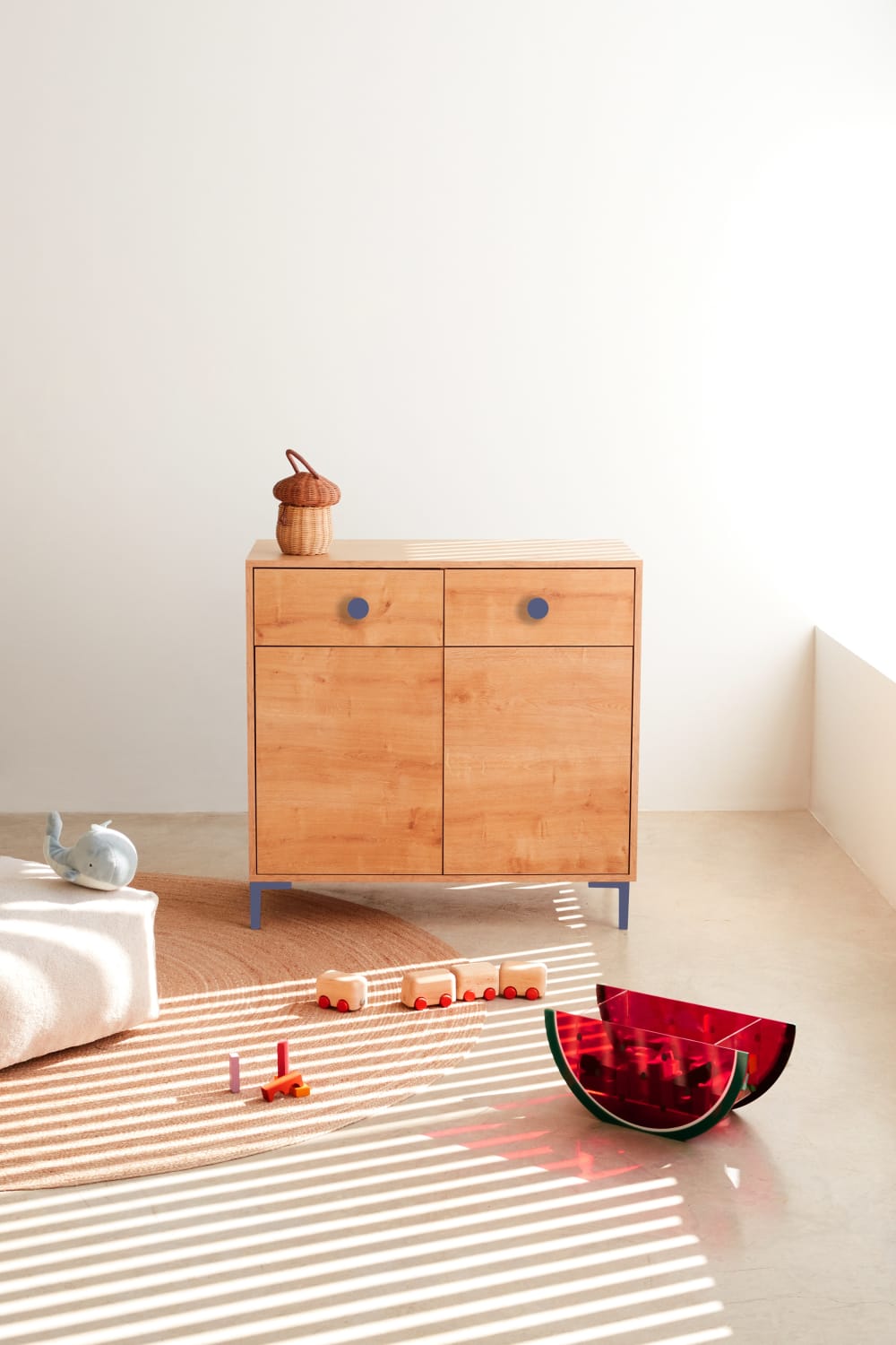 Commode 2 portes 2 tiroirs couleur chêne avec des détails en bleu