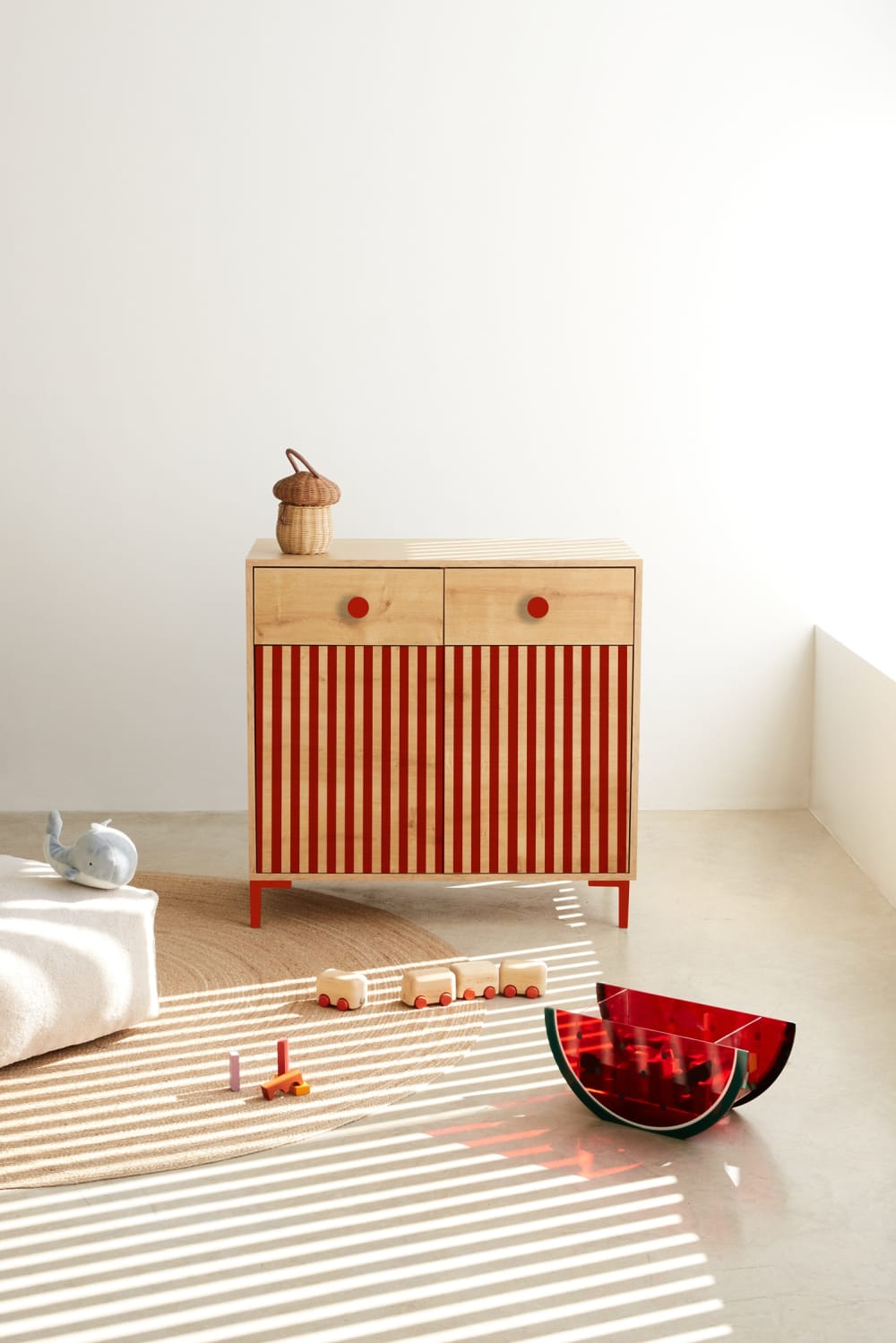Commode 2 portes 2 tiroirs couleur chêne avec des rayures rouges