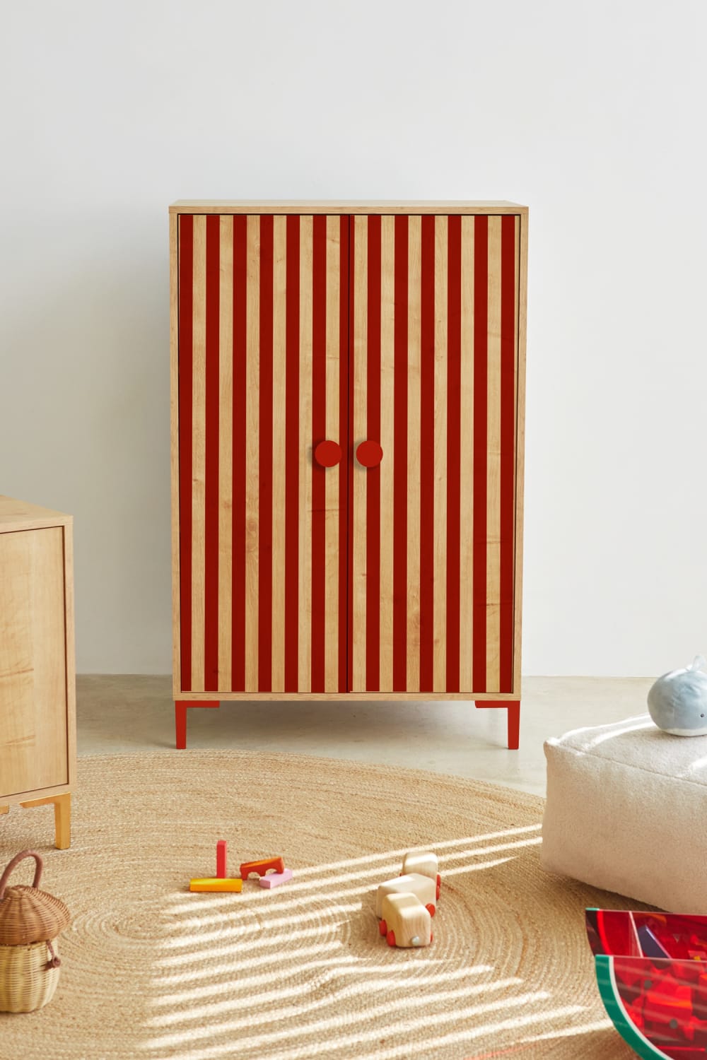 Armoire 2 portes couleur chêne avec des rayures rouges