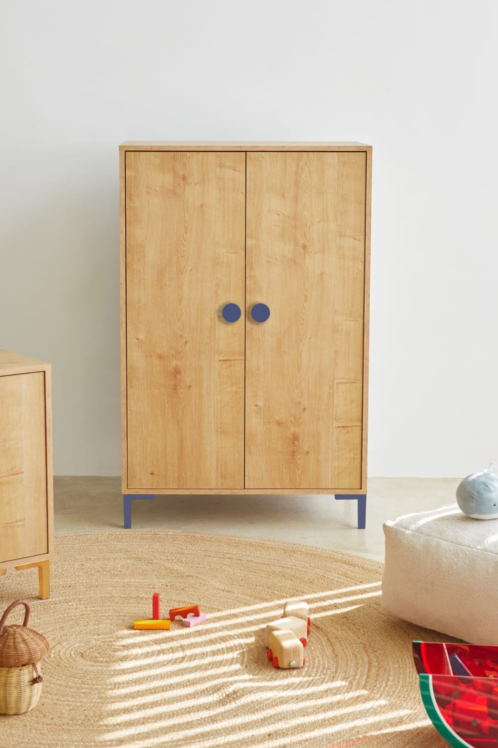 Armoire 2 portes couleur chêne avec des détails en bleu